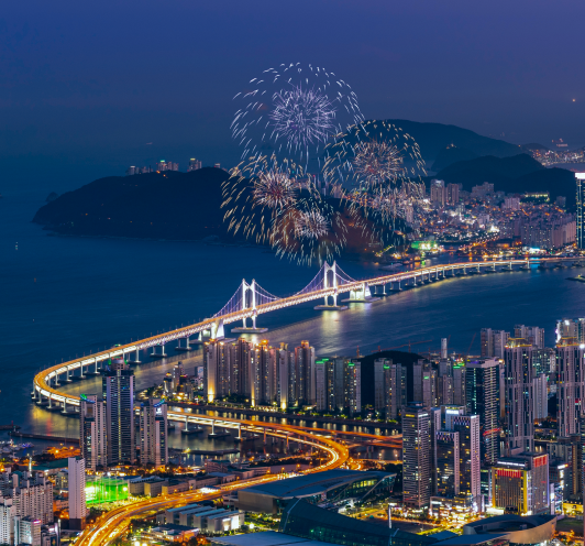 야경 속 광안대교와 불꽃놀이 모습