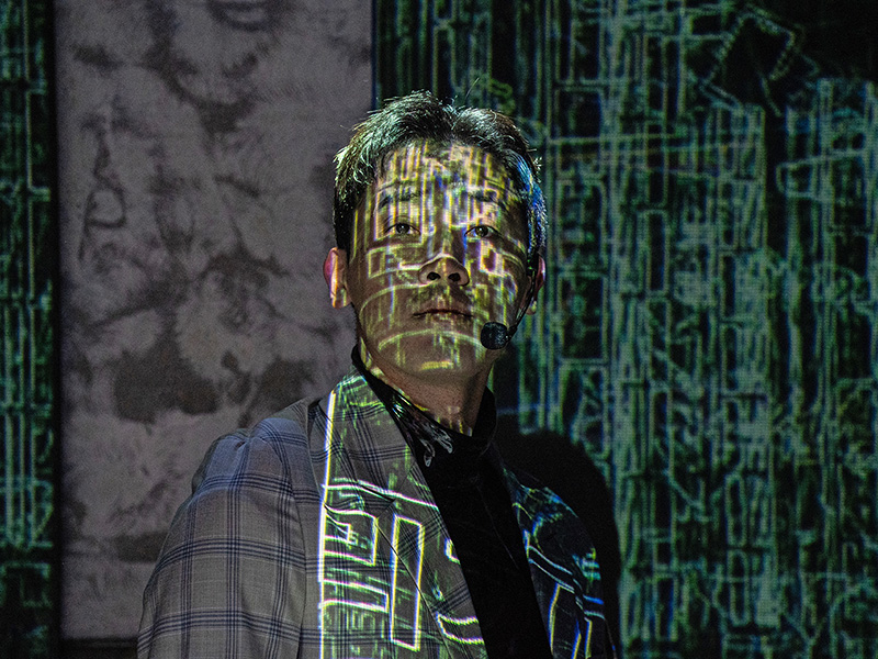 얼굴에 녹색의 복잡한 디지털 회로 패턴이 투사된 남성