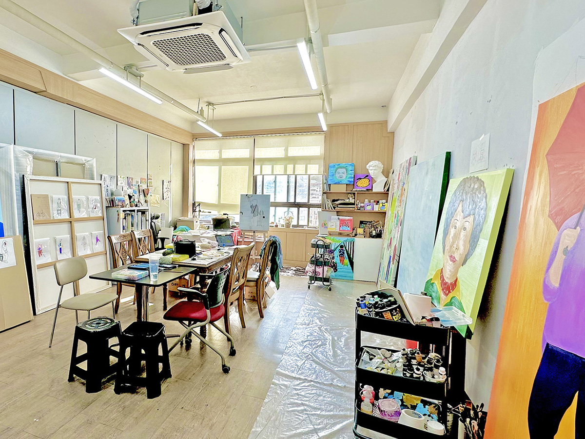 다양한 그림과 도구가 있는 예술가의 작업실