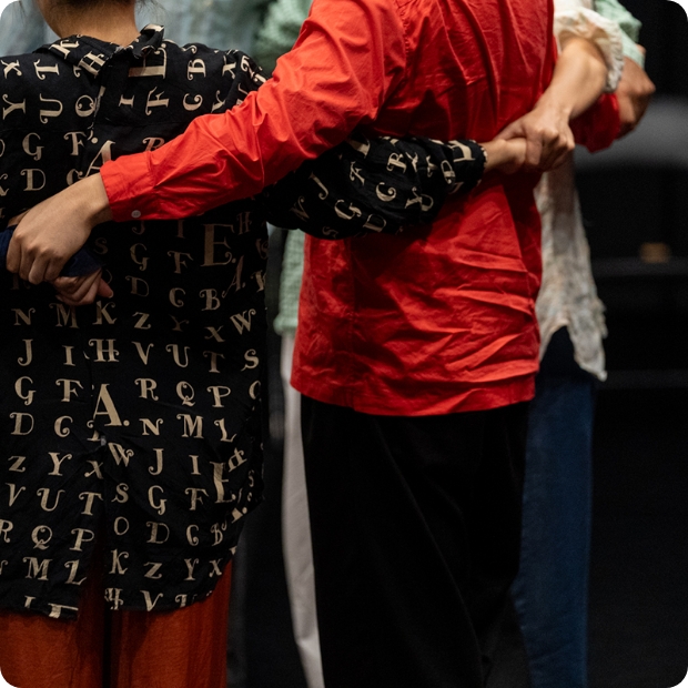 두 사람이 춤을 추고 있는 모습